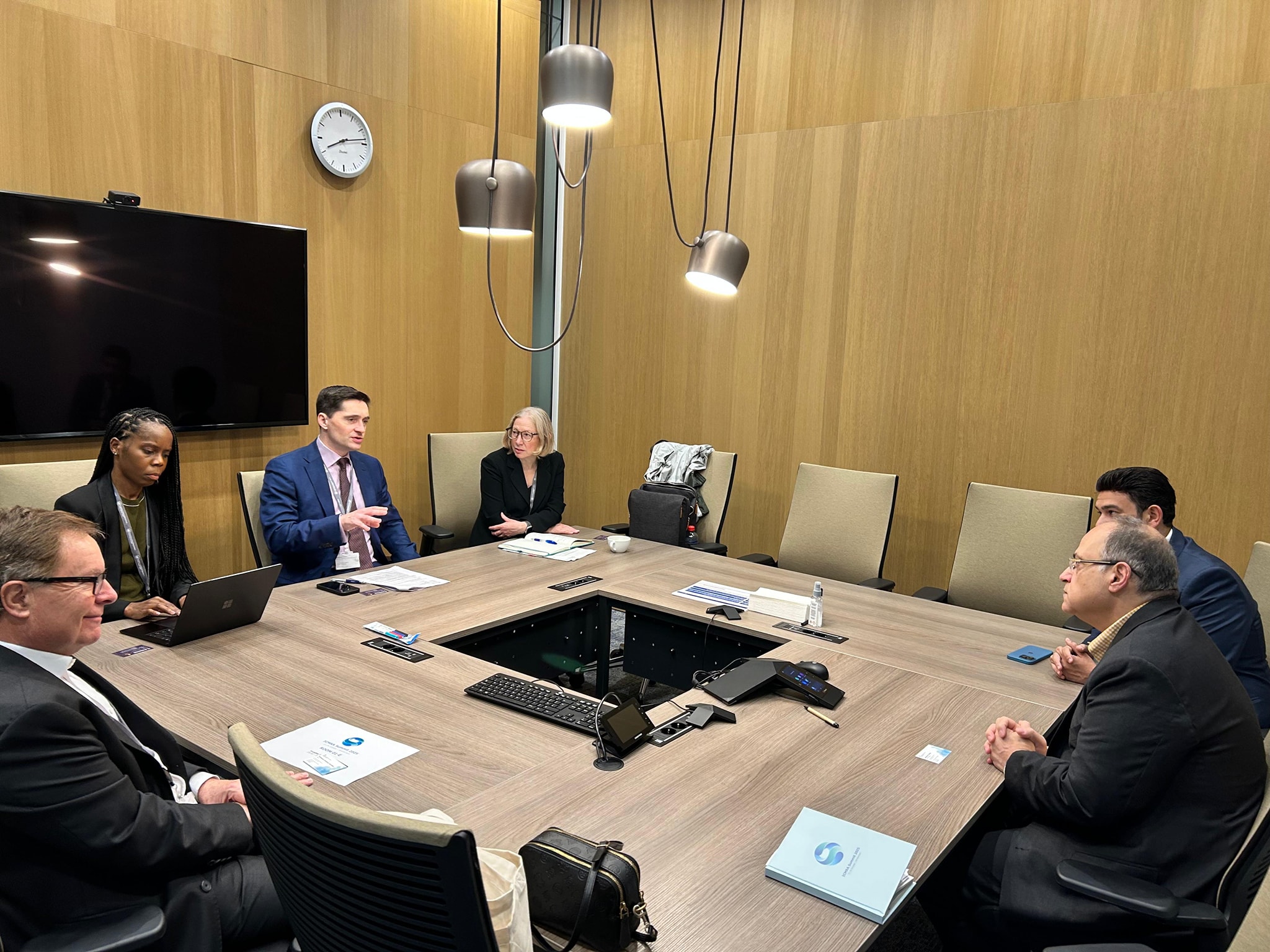 هيئة الدواء تبحث مع وكالة تنظيم الأدوية البريطانية سبل تعزيز الرقابة والابتكار العلمى