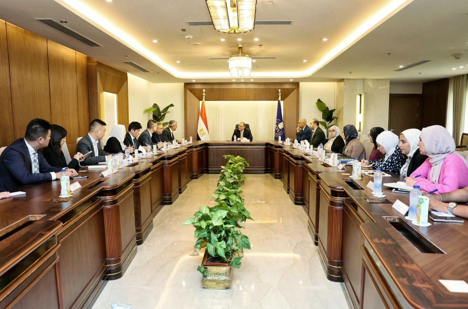 رئيس هيئة الدواء يبحث مع وفد شركة “سينوبرايت” الصينية فرص توطين صناعة المواد الخام