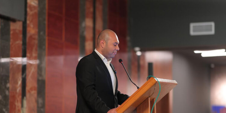 معتز سكر، المدير العام لشركة "سكر مكة" لماكينات الخياطة