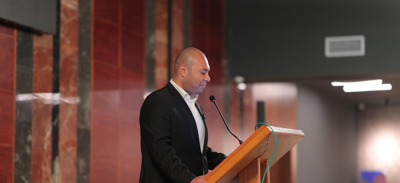 معتز سكر، المدير العام لشركة "سكر مكة" لماكينات الخياطة