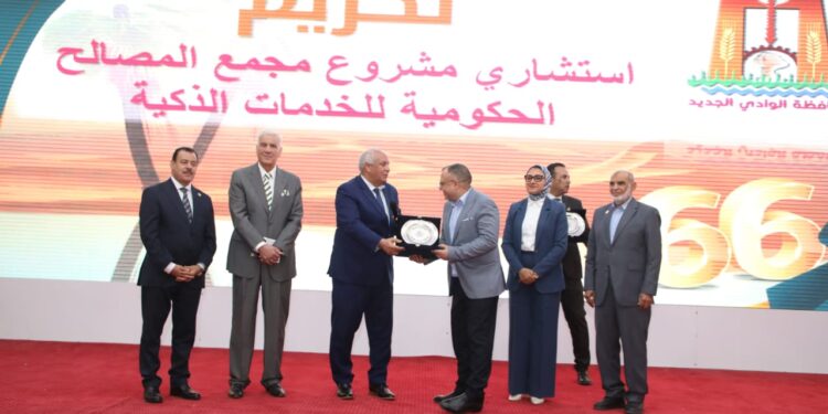 "الوادي الجديد" تكرم "جمعية الثمرات الخيرية" لدورها في خدمة المجتمع وتنفيذ المبادرات الإنسانية