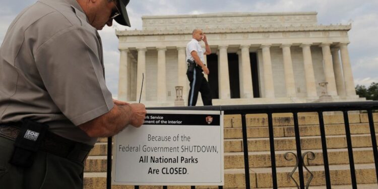 أمريكا تصاب بشلل عقب الإغلاق الحكومي
