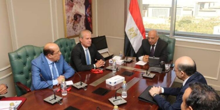 الكهرباء تبحث إنشاء مجمع لاستخلاص العناصر النادرة