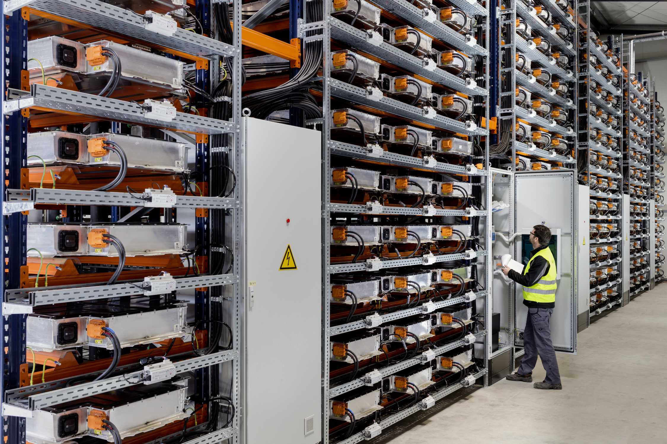 1757851195 968 431016 p90284196bmwbatterystoragefarmleipzig1020172250px