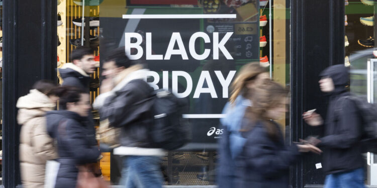 الذكاء الاصطناعي يرفع مبيعات الجمعة السوداء الأمريكية لنحو 12 مليار دولار