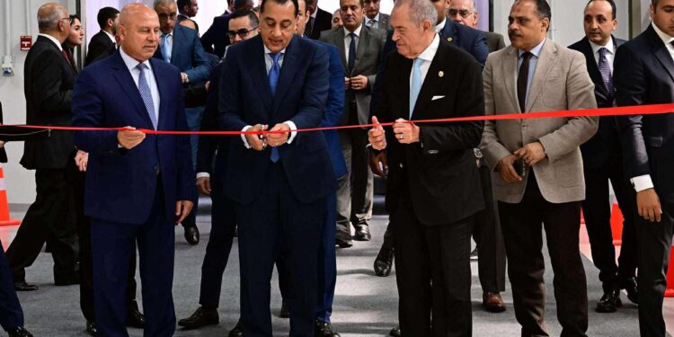 رئيس الوزراء يفتتح مصنع “منصور للفلاتر” باستثمارات 11 مليون دولار