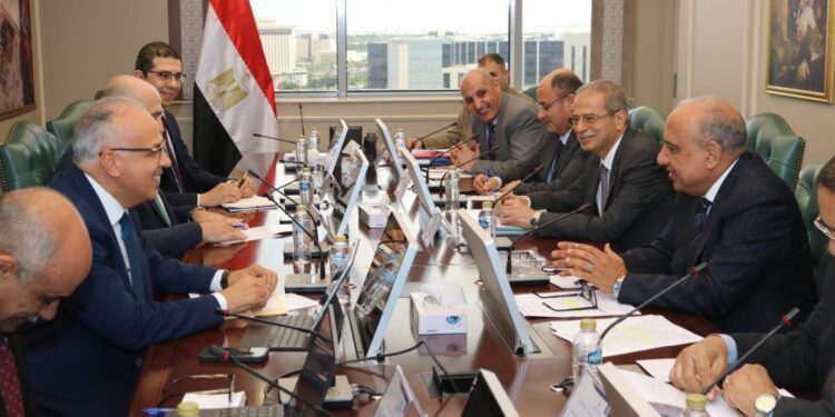 الحكومة تبحث تعظيم عوائد المحطات الكهرومائية واستغلال الأصول بنطاق السد العالي