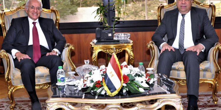 "الطيران" تبحث مع "كوبيلوزوس" اليونانية فرص التعاون في إدارة المطارات