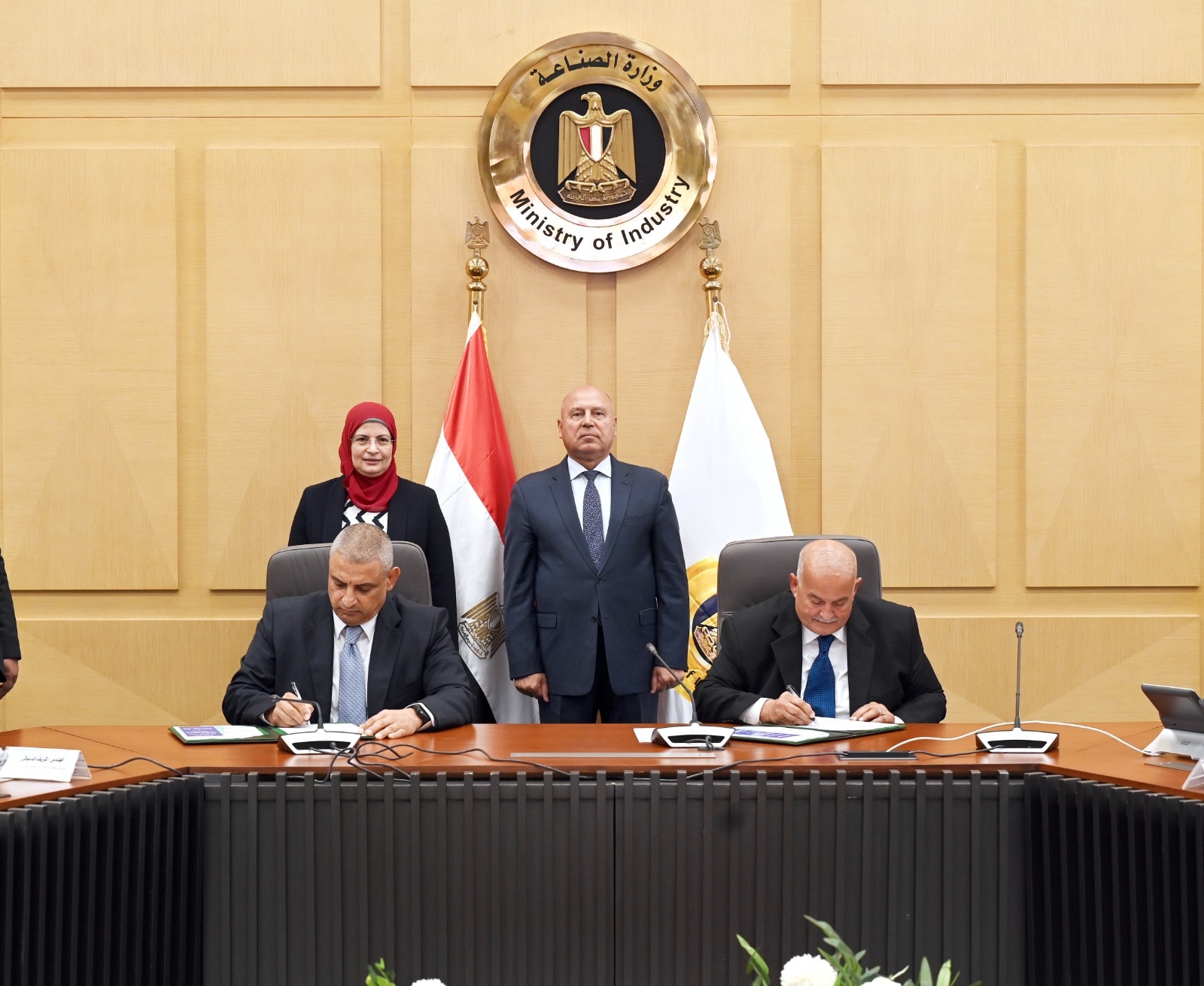 وزير الصناعة يشهد توقيع عقد لإقامة مجمع لإنتاج الضفائر والكابلات الكهربائية