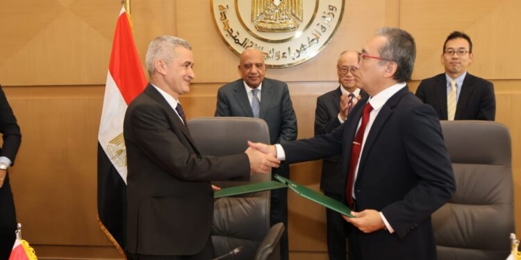 تعاون مصري ياباني لتنفيذ محطة طاقة شمسية ومنظومة تخزين بالبطاريات