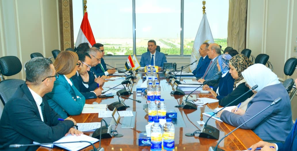 "التموين" تبحث إنشاء مركز لوجستي لتخزين الحبوب بميناء شرق بورسعيد