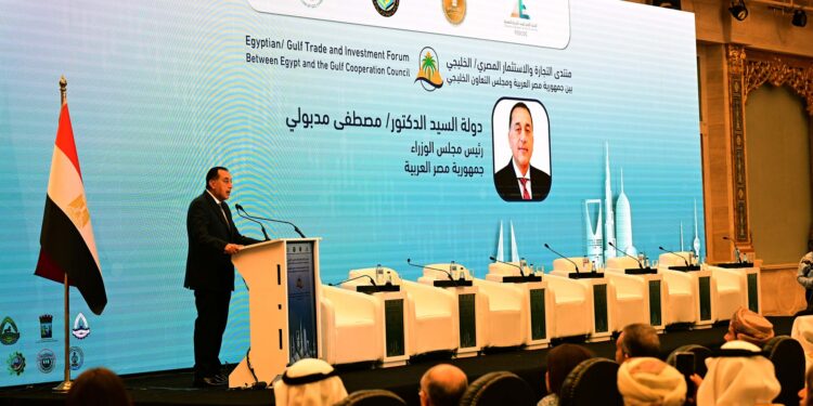 رئيس الوزراء يدعو رجال الأعمال الخليجيين لضخ استثمارات جديدة في مصر