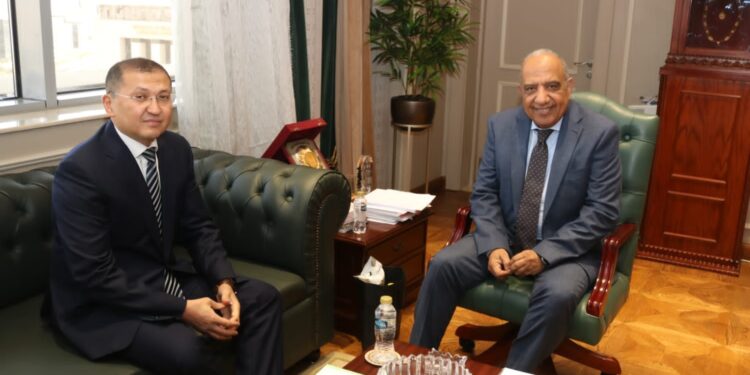 مصر وأوزبكستان تبحثان تعزيز التعاون في مجالات الطاقة المتجددة