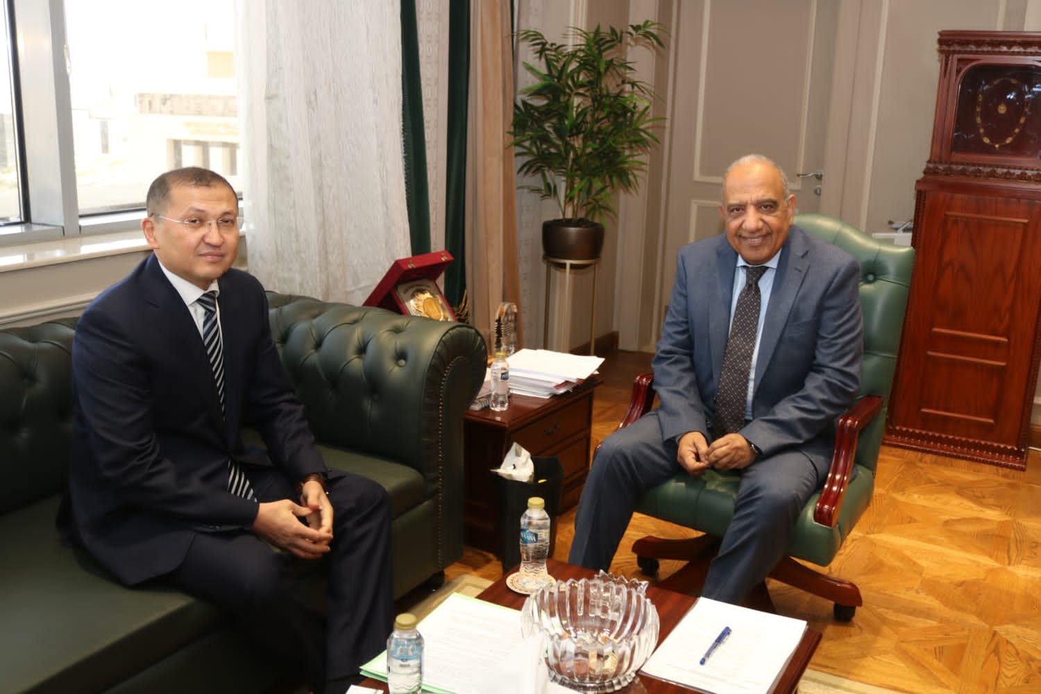 مصر وأوزبكستان تبحثان تعزيز التعاون في مجالات الطاقة المتجددة