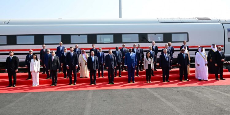 رئيس الوزراء يعطي إشارة بدء التشغيل التجريبي للخط الأول للقطار الكهربائي السريع