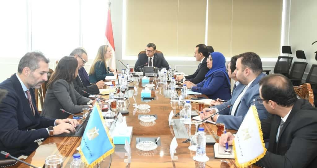 وزير الإسكان يبحث مع بعثة البنك الدولى التعاون فى مجالات الإدارة المتكاملة