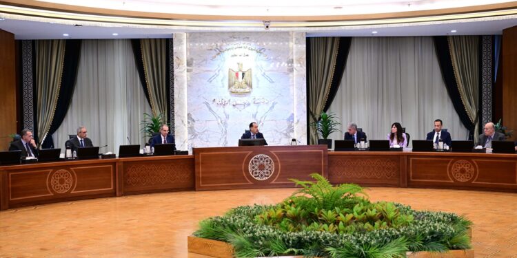 رئيس الوزراء: تجهيز المطارات لاستقبال السياح عبر التأشيرتين الإلكترونية والاضطرارية