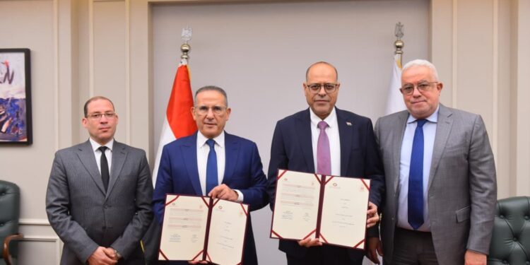 بروتوكول تعاون لتنظيم تصاريح عمل الأجانب بالمنشآت السياحية في مصر