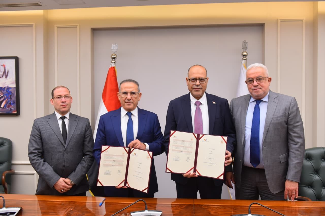 بروتوكول تعاون لتنظيم تصاريح عمل الأجانب بالمنشآت السياحية في مصر