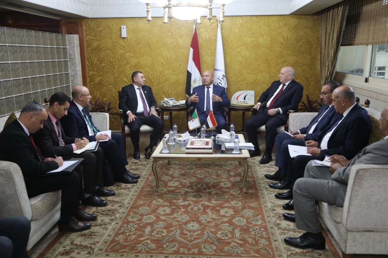 مصر والجزائر تبحثان تعزيز التعاون في مجالي الصناعة والنقل