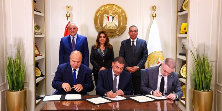 "تراست" توقع عقد إدارة وتشغيل مرفقي النقل الداخلي في طنطا والمحلة 