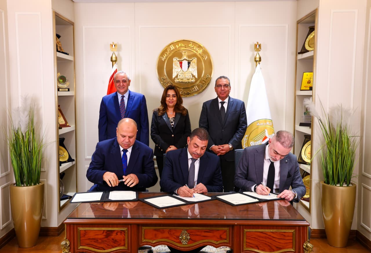 "تراست" توقع عقد إدارة وتشغيل مرفقي النقل الداخلي في طنطا والمحلة 