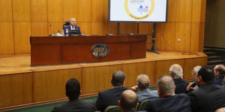 "الوزير" يبحث مع 23 شركة لإنتاج الأتوبيسات والمركبات قدراتها لتوطين الصناعة