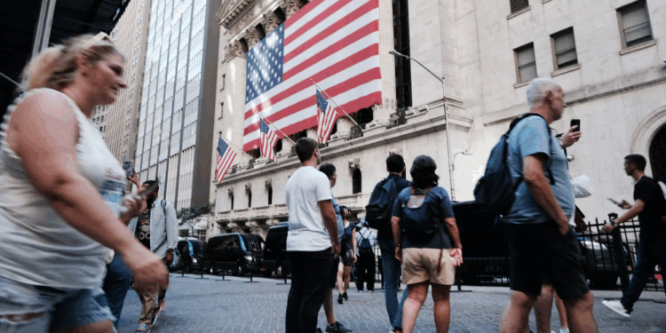 مجموعة من المارة أمام بورصة نيويورك