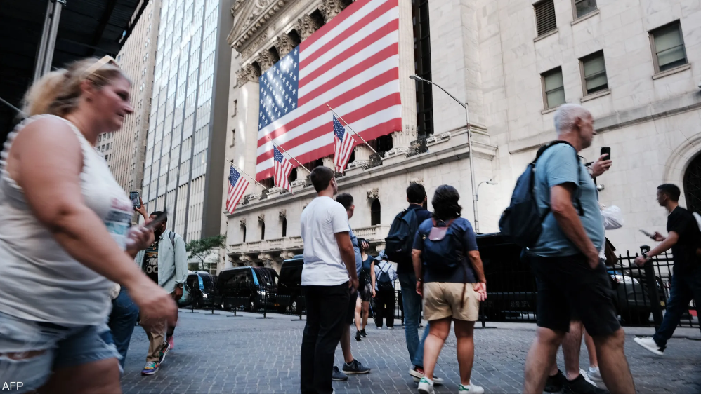 مجموعة من المارة أمام بورصة نيويورك