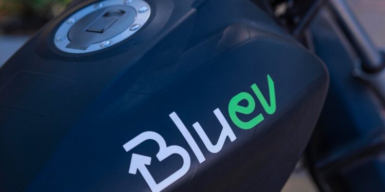 شركة "بلو إي في" المتخصصة في خدمات النقل الكهربائي