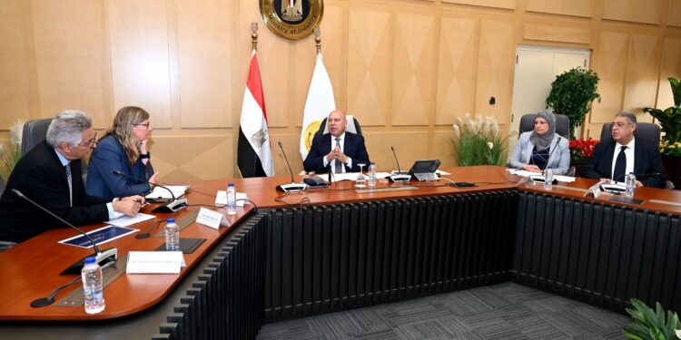 وزير الصناعة يبحث مع "فولكس فاجن" خطتها لإنتاج السيارات بمصر