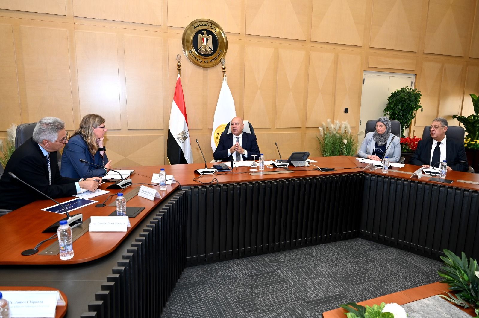 وزير الصناعة يبحث مع "فولكس فاجن" خطتها لإنتاج السيارات بمصر