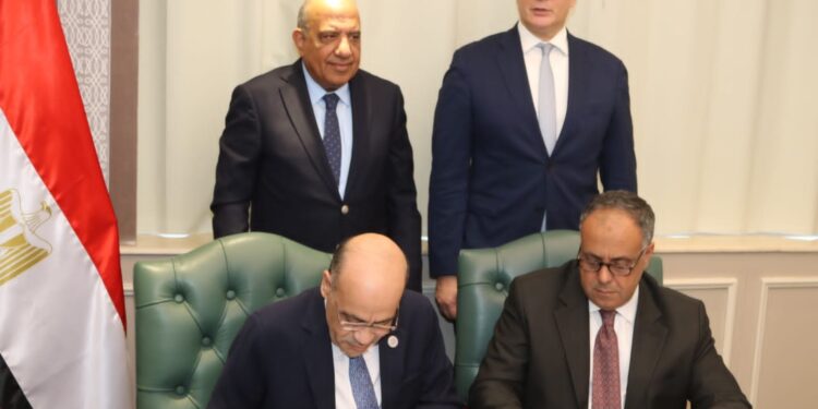 تعاون حكومي لمعالجة مخلفات شركات قطاع البترول