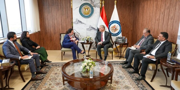 مصر تبحث مع "الأوروبي لإعادة الإعمار" تمويل مشروعات البترول والتعدين