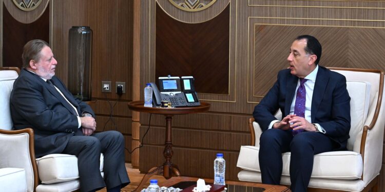 رئيس الوزراء يلتقي محافظ البنك المركزي