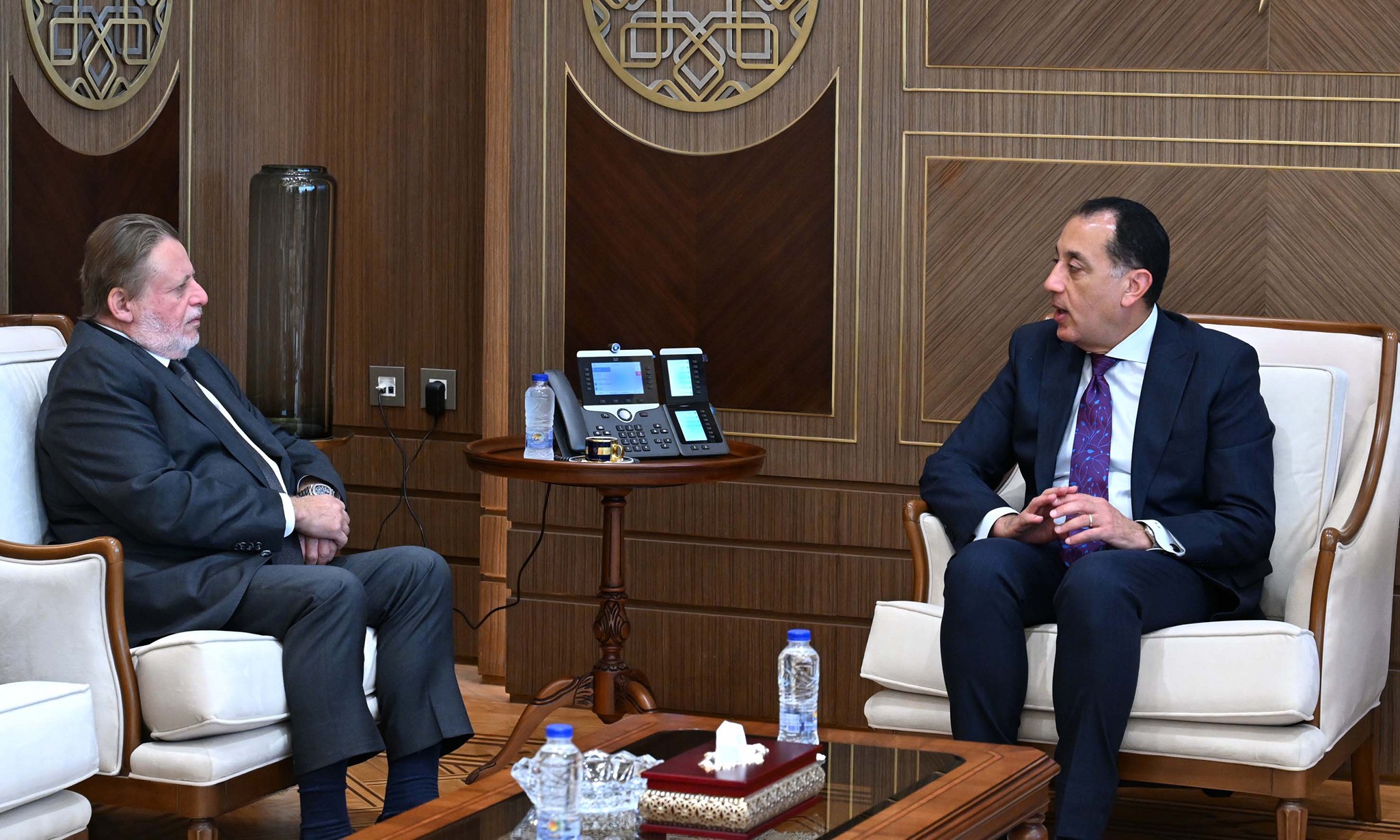 رئيس الوزراء يلتقي محافظ البنك المركزي