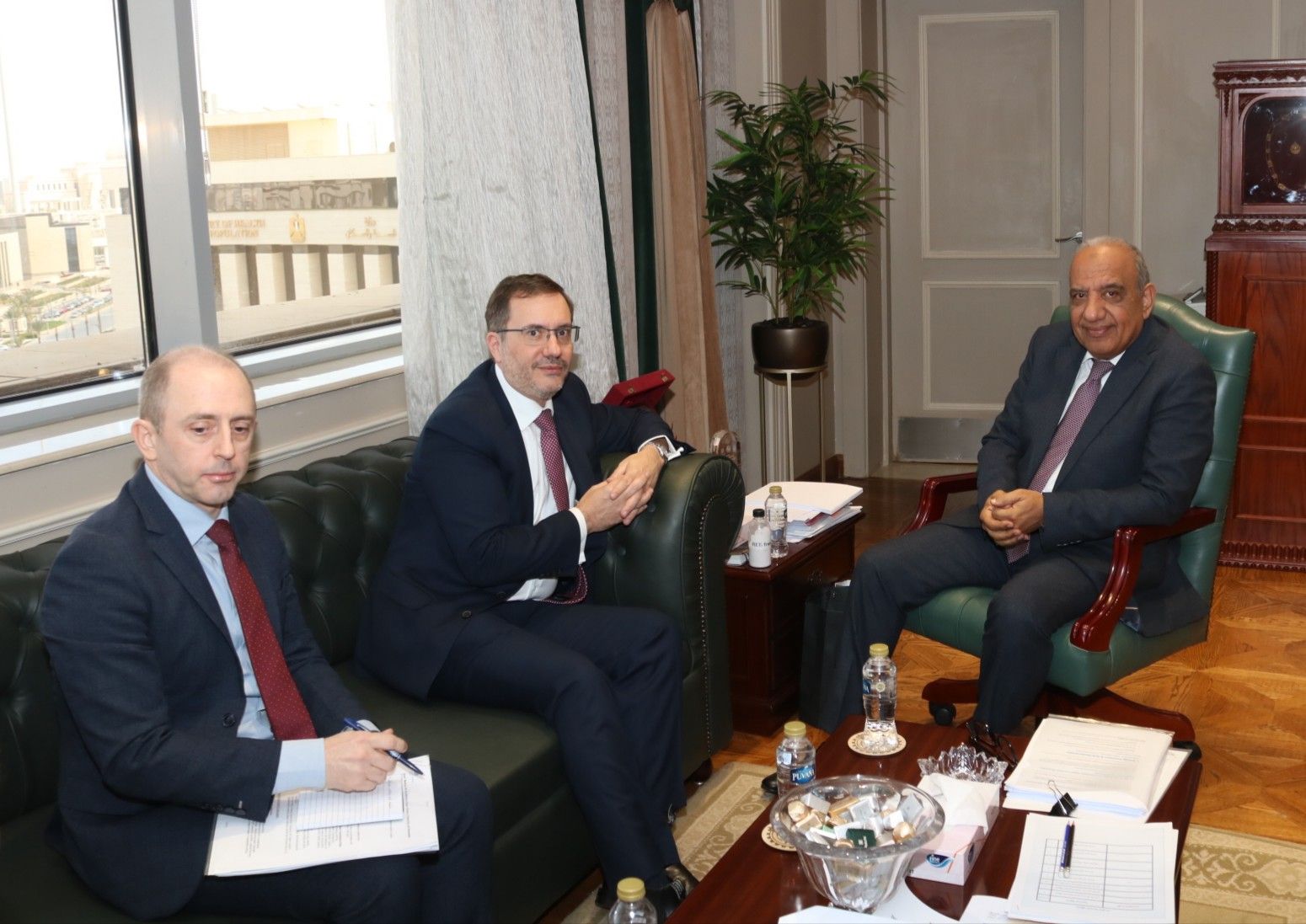 وزير الكهرباء يبحث مع سفير بريطانيا بالقاهرة فرص الاستثمار فى الطاقة المتجددة