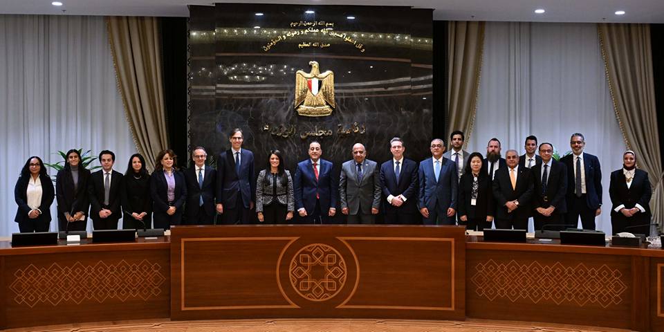 مصر توقع 6 مذكرات تفاهم واتفاقيات مع البنك الأوروبى لإعادة الإعمار