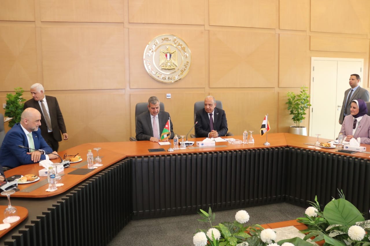 مصر والأردن توقعان عقد تبادل الطاقة الكهربائية لعام 2026