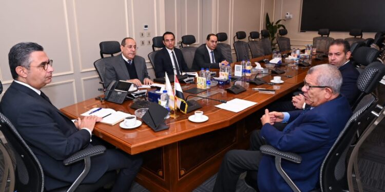 مباحثات بين "التموين" و"علام جروب" في إنتاج لب الورق من مخلفات القصب