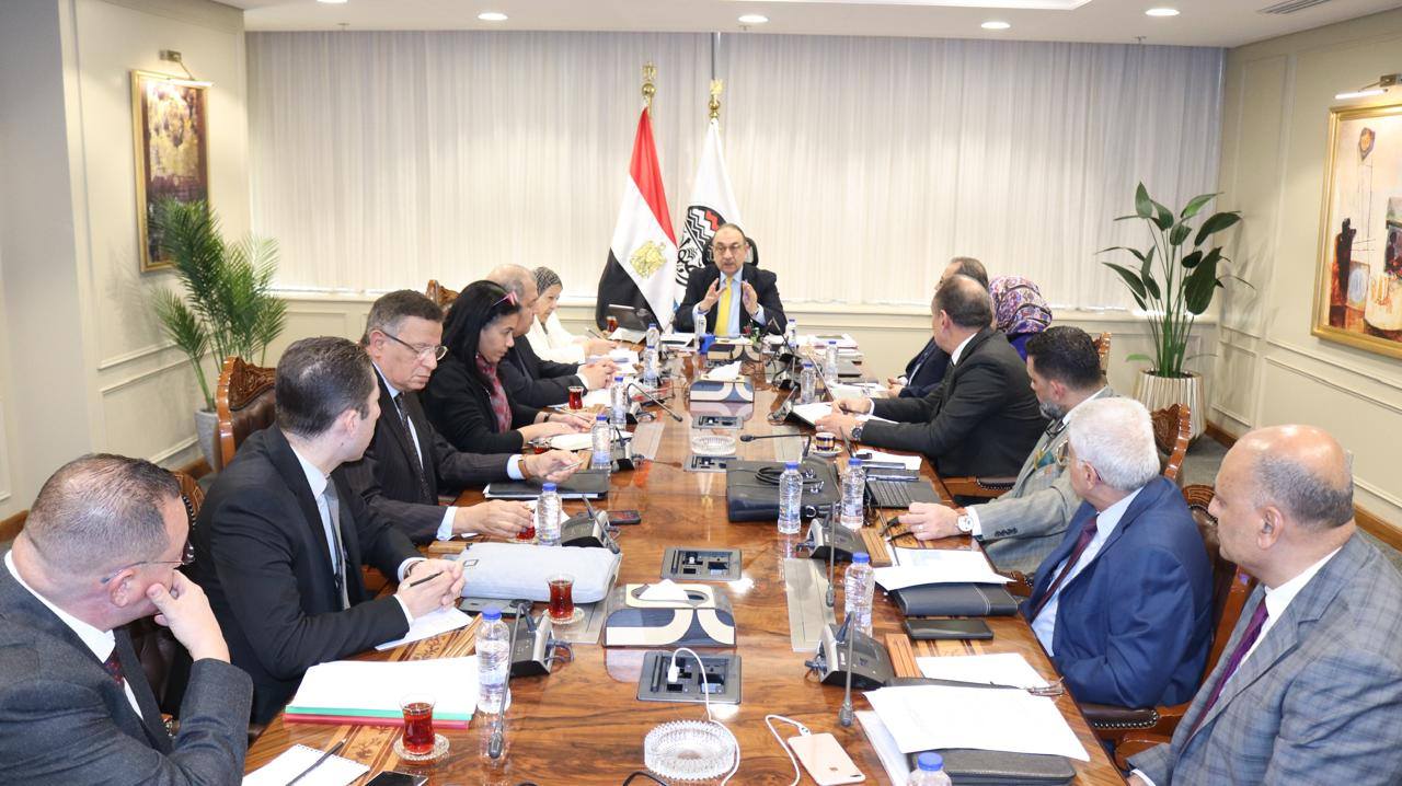 وزير قطاع الأعمال يعقد اجتماعًا لمتابعة مستجدات مشروع تطوير صناعة الغزل والنسيج