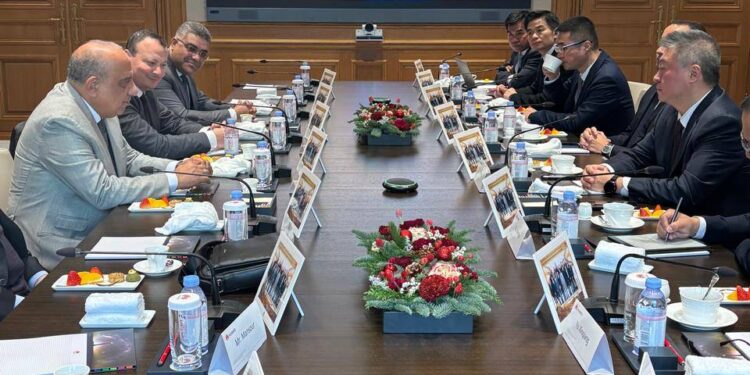 "الكهرباء" تبحث تعزيز التعاون مع "هواوي" في مجالات الطاقة الذكية