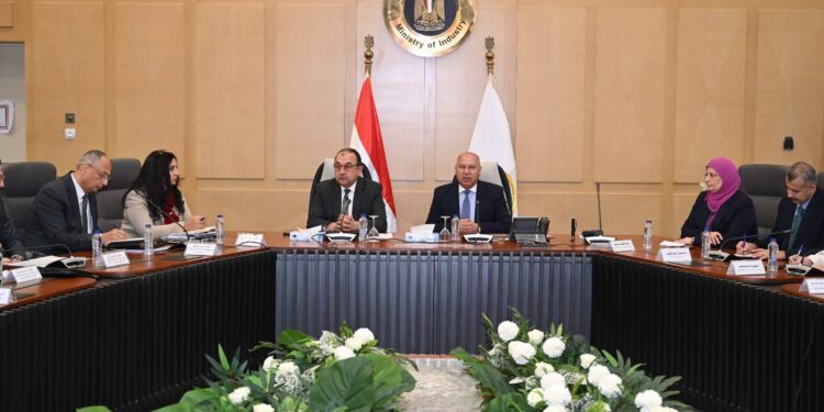 الحكومة تسعى لدعم وتعزيز صناعة الملابس والمنسوجات في مصر