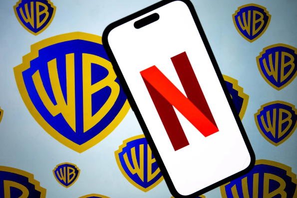 كريس هيوز يكتب: هل تستحق “نتفليكس” المغامرة الكبرى بالاستحواذ على “وارنر”؟