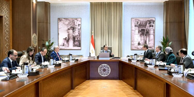 "لحكومة تبحث وضع حلول جذرية للمشكلات المالية لـ"ماسبيرو" والصحف القومية