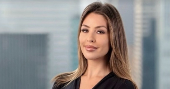 ألكسندرا سيمينوفا كاتبة مقالات لدى وكالة بلومبرج