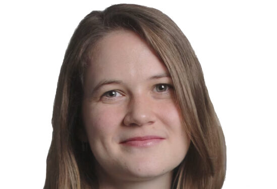 سارة أوكونور، كاتبة مقال ومحررة مشاركة في صحيفة فاينانشيال تايمز