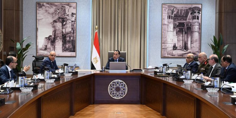 رئيس الوزراء: عدم التهاون مع أي مخالفات أو تعديات على أراضي طرح النهر