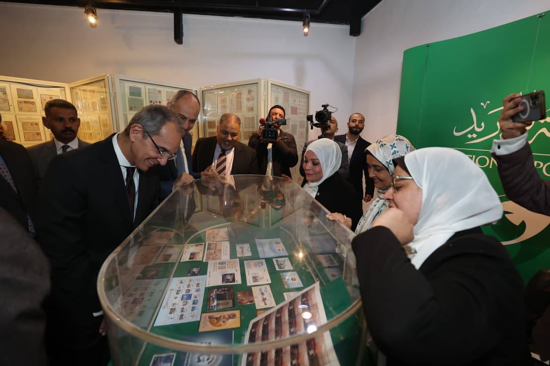 وزير الاتصالات يتفقد أجنحة معرض الرواد السنوى لهواة جمع الطوابع 2026