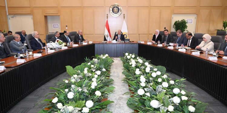 الحكومة تبحث تعميق الصناعات الهندسية وزيادة المكون المحلي من الصاج